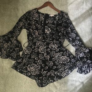 Bell sleeves romper